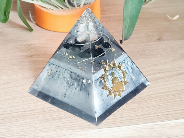 Orgonite pyramide shungite grise